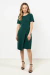 Minimalistyczna sukienka w kolorze butelkowej zieleni z prostym krojem - idealna na biznesowe spotkania.webp