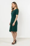 Sukienka na co dzień i do pracy w głębokim zielonym kolorze, z subtelnym paskiem.webp
