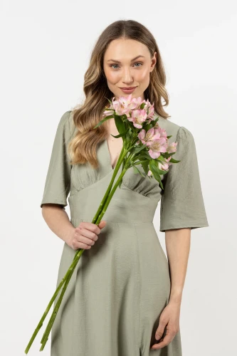 Sukienka wieczorowa z subtelnymi marszczeniami i kobiecym fasonem_11zon.webp