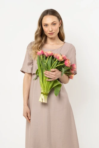 Klasyczna sukienka o prostym kroju z krótkim rękawem.webp