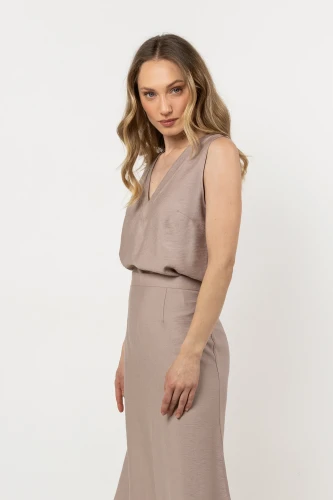 Stylowa bluzka o prostym kroju, pasująca do każdej garderoby.webp