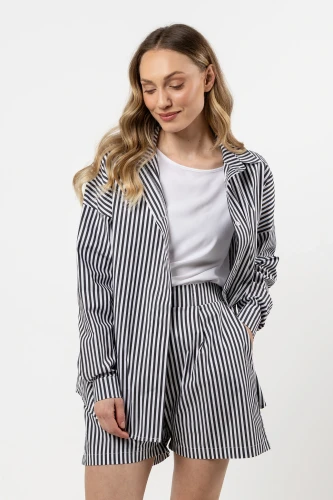 Uniwersalna koszula damska, która pasuje do spodni i spódnic.webp