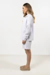 Biała koszula casualowa, świetnie komponująca się z szortami lub spódnicą.webp