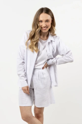 Koszula z delikatnej tkaniny, zapewniająca komfort i swobodę ruchów.webp