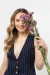 Granatowa damska kamizelka w paski, doskonała do casualowych i formalnych stylizacji.webp