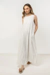 Lniana sukienka w paski, prezentująca klasyczną elegancję i naturalny styl.webp