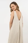 Prosta, elegancka sukienka trapezowa_11zon.webp