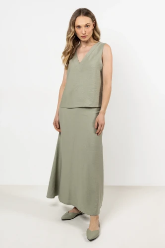 Spódnica maxi z rozcięciem i bluzka bez rękawów.webp