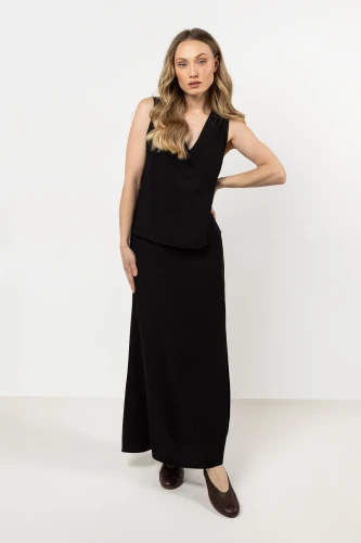 Czarny komplet z topem bez rękawów i długą spódnicą.webp