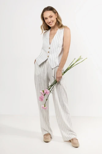 Elegancki komplet na lato w kolorze bieli z delikatnym rysunkiem prążków.webp
