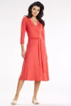 koralowa sukienka midi z dekoltem V