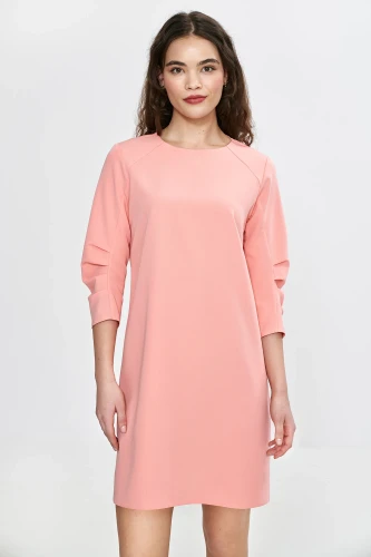 Elegancka sukienka o długości przed kolano.webp