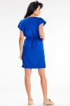 Kobieca niebieska sukienka z gumką w talii i krótkim rękawem.webp