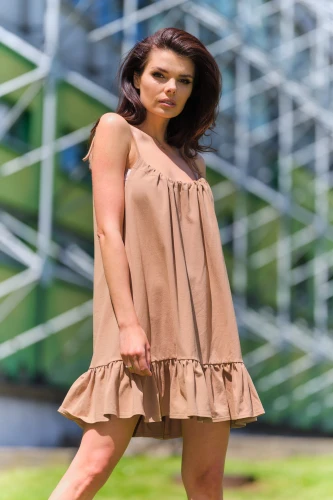 Sukienka na lato o swobodnym kroju.webp