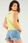 Luźny top damski bez rękawów w stylizacji z jeansowymi szortami.webp