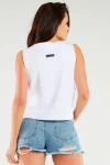 Sportowy biały T-shirt damski bez rękawów, wycięcia na ramionach.webp