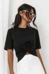 Elegancki czarny  t-shirt z kwiatem w talii.webp