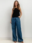 Stylowy czarny top damski z zapięciem na guziczek.webp