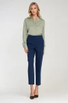 Cała sylwetka od przodu pistacjowa bluzka ze stójką i półlistwą, granatowe cygaretki..webp