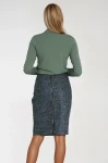 Bluzka oliwkowa, długi rękaw – tył produktu, minimalistyczny krój, dopasowana do spódnicy ołówkowej..webp