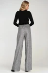 Czarna bluzka z miękkiej dzianiny, długi rękaw – tył produktu, połączona ze spodniami z szeroką nogawką..webp