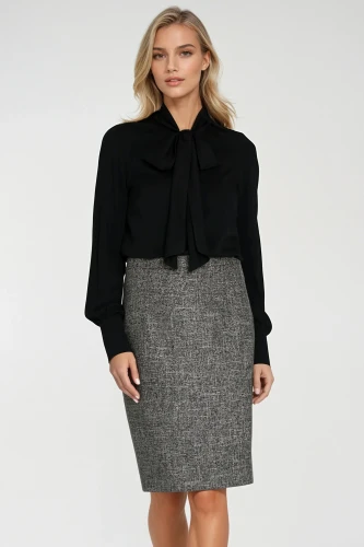 Czarna bluzka z dużą kokardą pod szyją i długim rękawem..webp