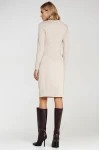Prosta beżowa sukienka o długości midi z długim rękawem.webp