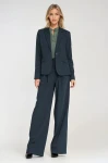 Granatowy żakiet damski do garnituru, jednorzędowy, lekko taliowany, z kieszeniami z klapką..webp