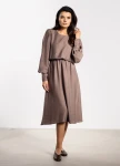 elegancka sukienka midi taupe z długim rękawem i gumką w pasie.webp