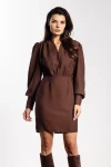 elegancka sukienka mini z długim rękawem w kolorze czekoladowym i dekoltem w serek.webp