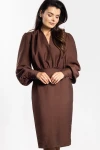 elegancka brązowa sukienka midi z dekoltem w serek i długim bufiastym rękawem.webp