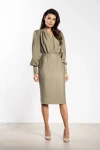 Klasyczna sukienka ołówkowa w kolorze szałwiowym z mankietami na guziki i podkreśloną talią.webp