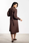 Brązowa sukienka midi szmizjerka do pracy z wiązaniem w pasie.webp