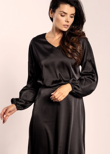 Czarna satynowa bluzka z dekoltem V i długim rękawem.webp