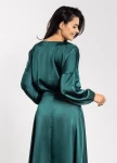 Elegancka zielona bluzka satynowa z luźnym krojem i długimi rękawami.webp