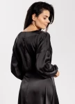 Wieczorowa czarna bluzka z połyskującej tkaniny z bufiastymi rękawami.webp