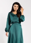 Zielona satynowa bluzka z dekoltem w serek i długim bufiastym rękawem.webp