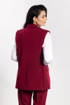 kamizelka marynarkowa w kolorze wina z kieszeniami.webp