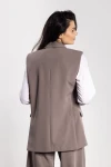 elegancka szara kamizelka bez rękawów zapinana na guzik.webp