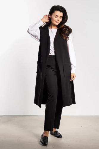 brązowa ocieplana kamizelka maxi z paskiem w talii styl smart casual.webp