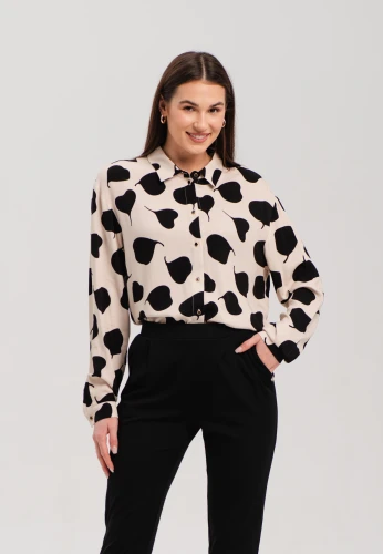 Luźna koszula damska z ozdobnym nadrukiem i kołnierzykiem.webp