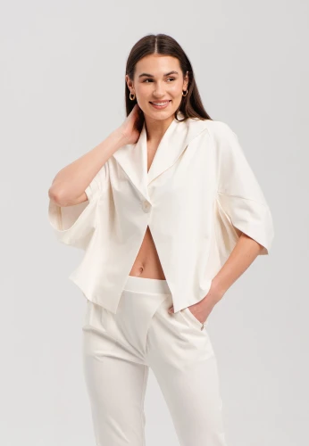 Damski krótki żakiet o wygodnym fasonie.webp