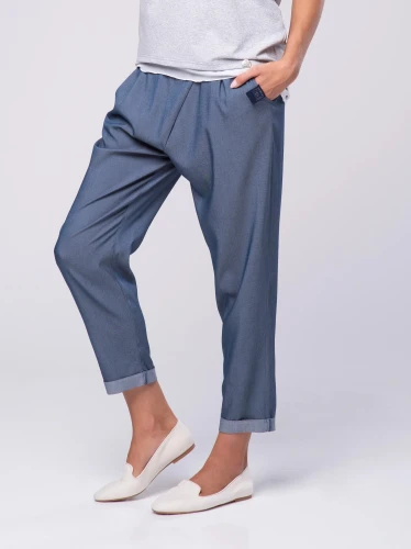 Casualowe spodnie z podwinięciem i wygodnym krojem.webp