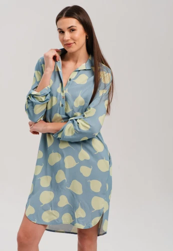 Koszulowa sukienka z długimi rękawami i nadrukiem.webp