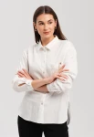 Koszula damska z kieszenią i ozdobnym detalem.webp