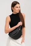 Elegancka skórzana nerka z regulowanym paskiem.webp