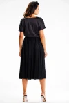 elegancka sukienka z krótkim rękawem i rozkloszowaną plisowaną spódnicą.webp