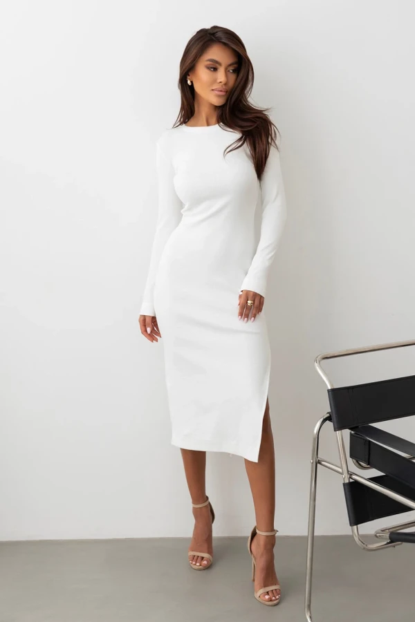 Sukienka midi dopasowana z długim rękawem i rozcięciem na nodze