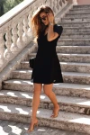 elegancka czarna sukienka trapezowa mini.webp