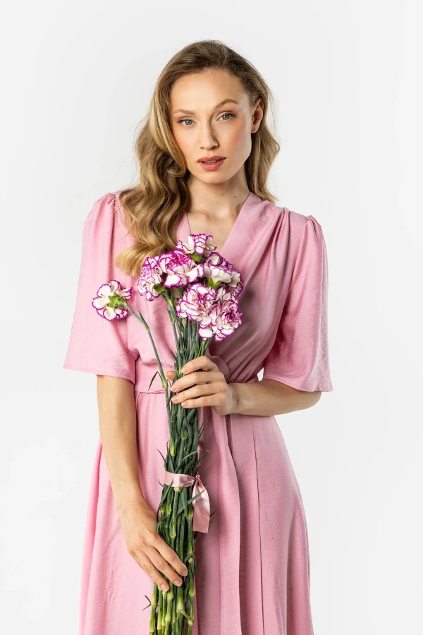 Elegancka sukienka kopertowa midi z krótkim rękawem i wiązaniem